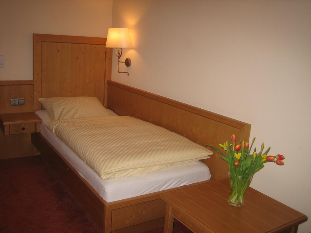 Hotel Lindenhof Мешеде Стая снимка