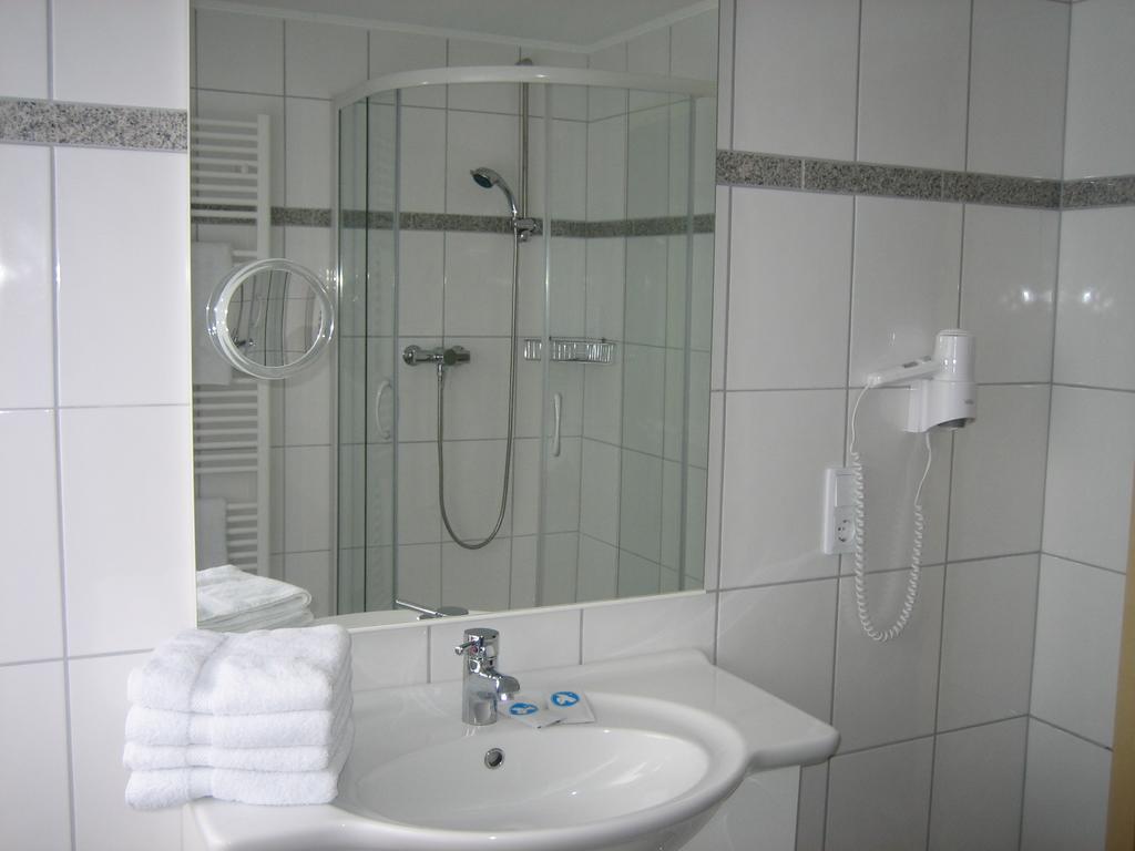 Hotel Lindenhof Мешеде Стая снимка
