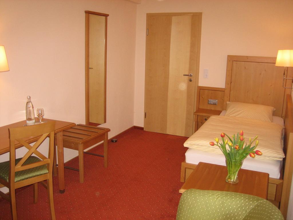 Hotel Lindenhof Мешеде Стая снимка